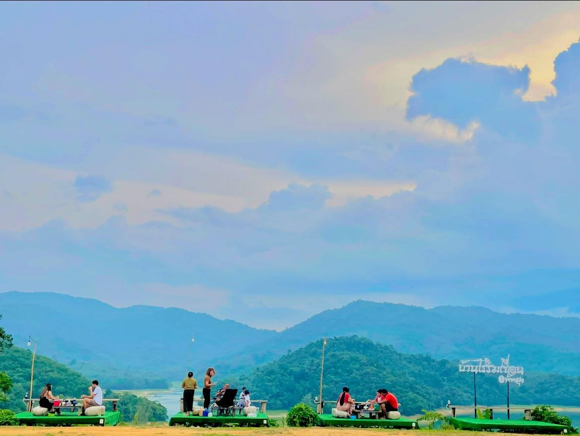 บรรยากาศริมอ่างเก็บน้ำป่าพะยอม
