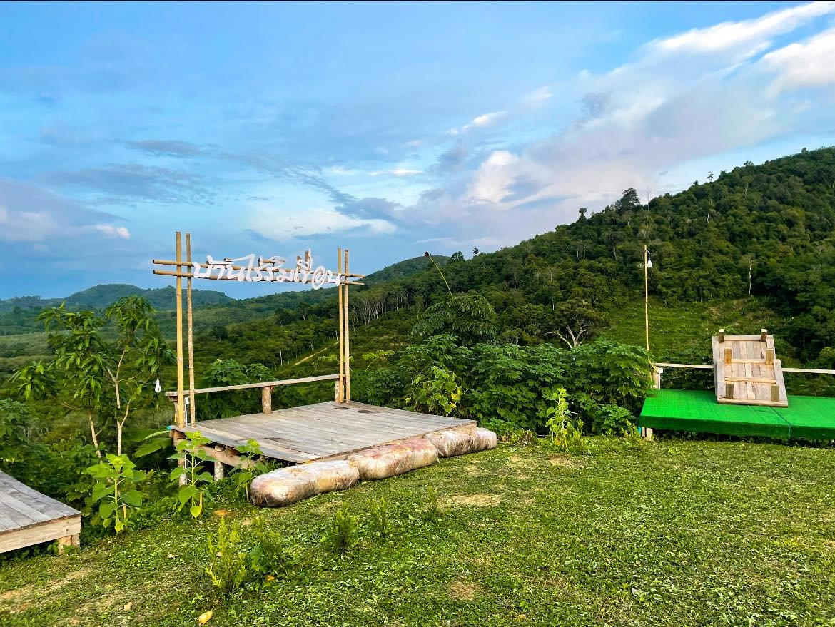 บรรยากาศริมอ่างเก็บน้ำป่าพะยอม