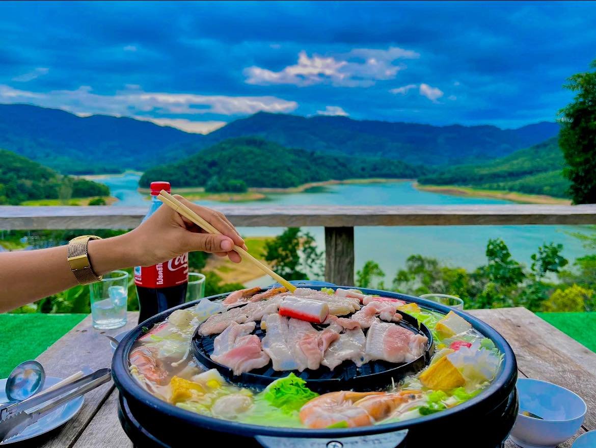 บรรยากาศริมอ่างเก็บน้ำป่าพะยอม