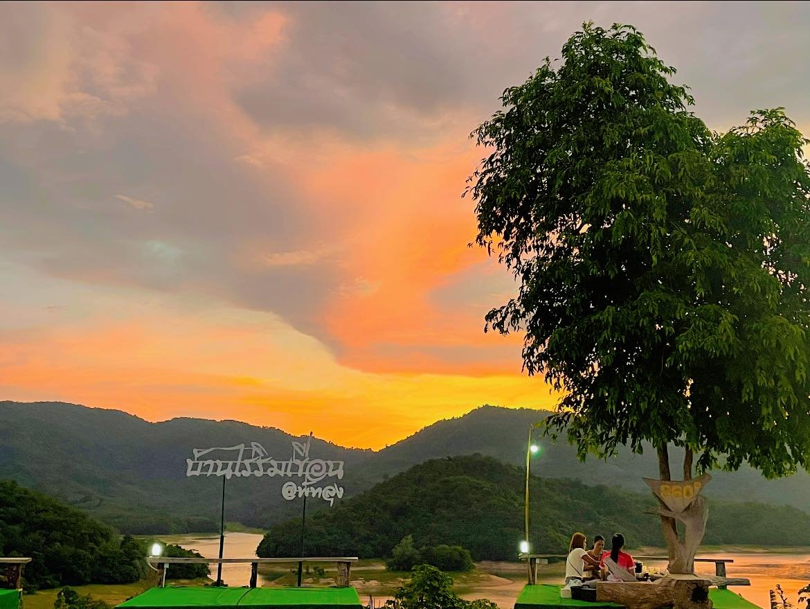 บรรยากาศริมอ่างเก็บน้ำป่าพะยอม