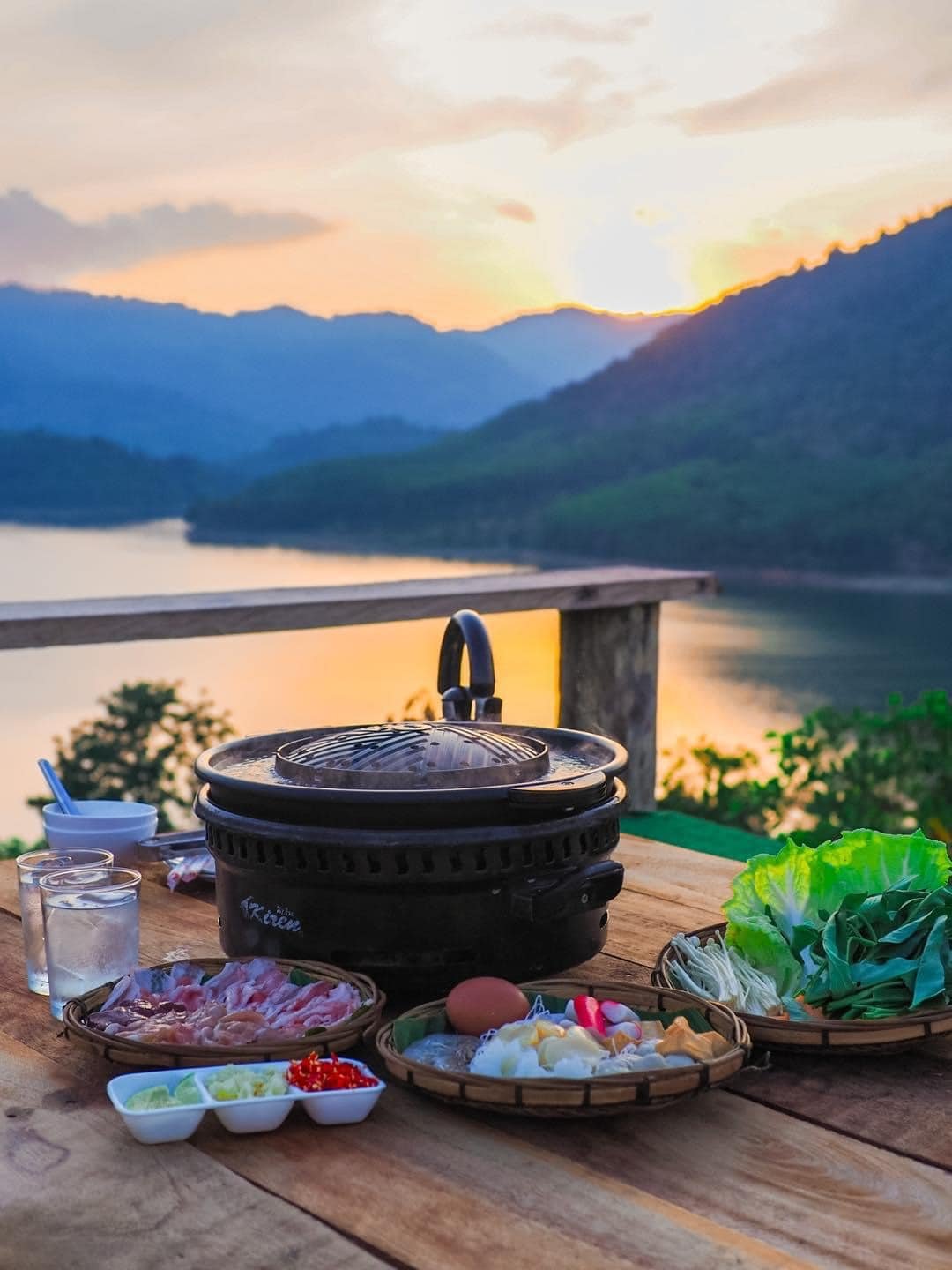 บรรยากาศริมอ่างเก็บน้ำป่าพะยอม